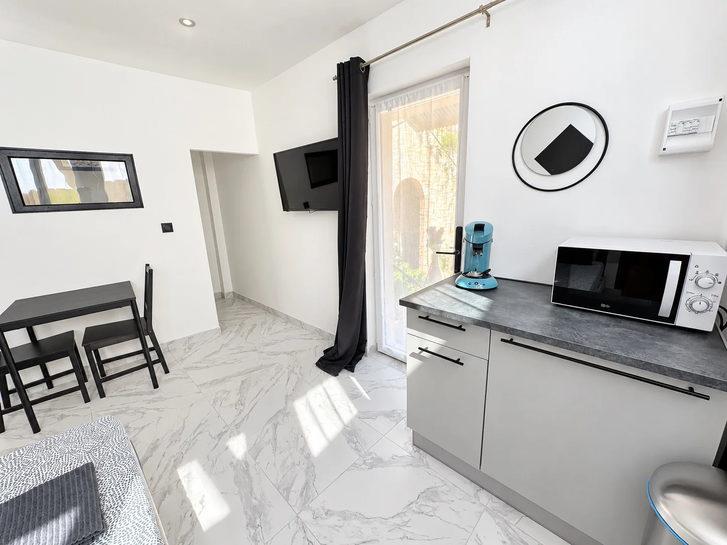 Studio Black & White à Menton – vue du logement 1