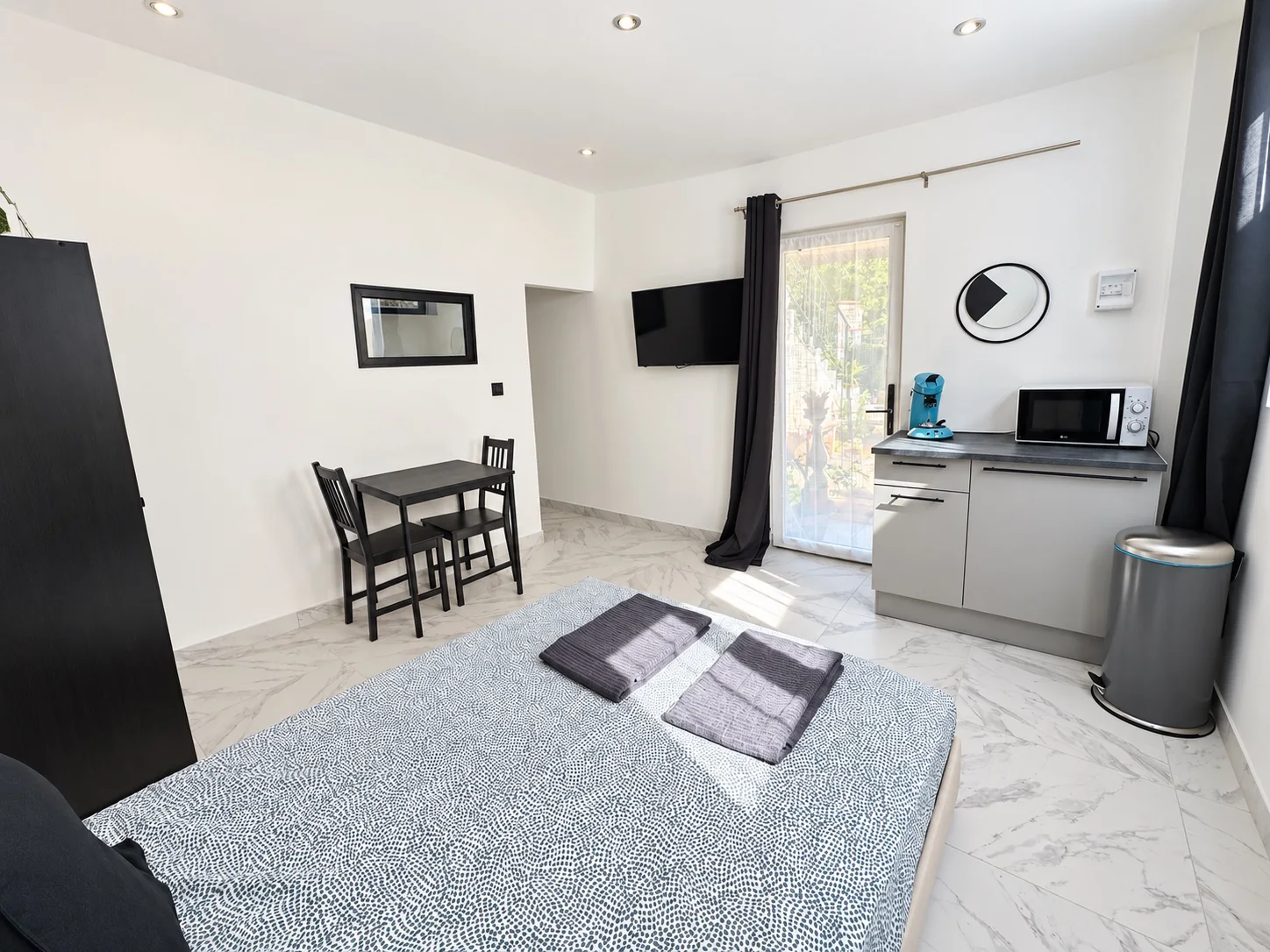 Studio Black & White à Menton – vue du logement 2
